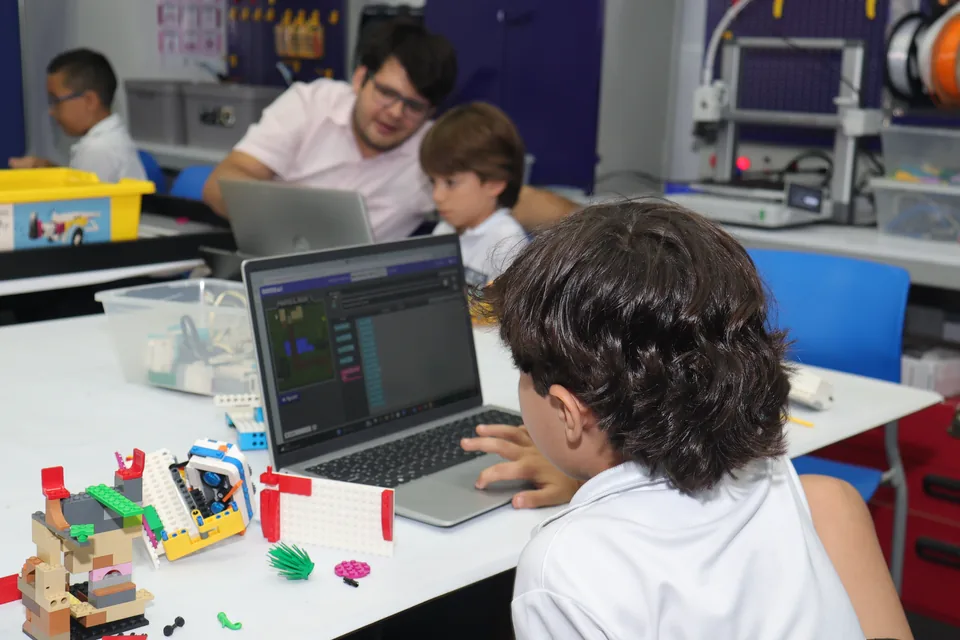 Altamira students learning coding and robotics