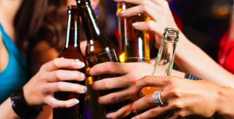 ¿COMO PREVENIR QUE SU HIJO ADOLESCENTE SE INTERESE EN LAS DROGAS Y ALCOHOL?