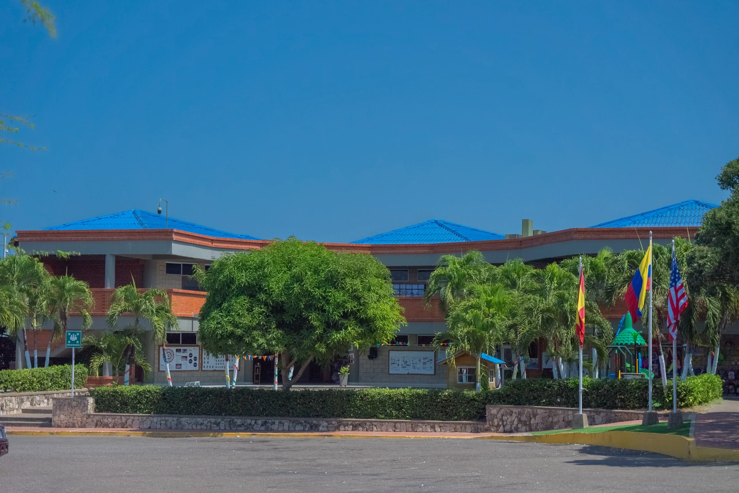 Altamira International School campus and green spaces